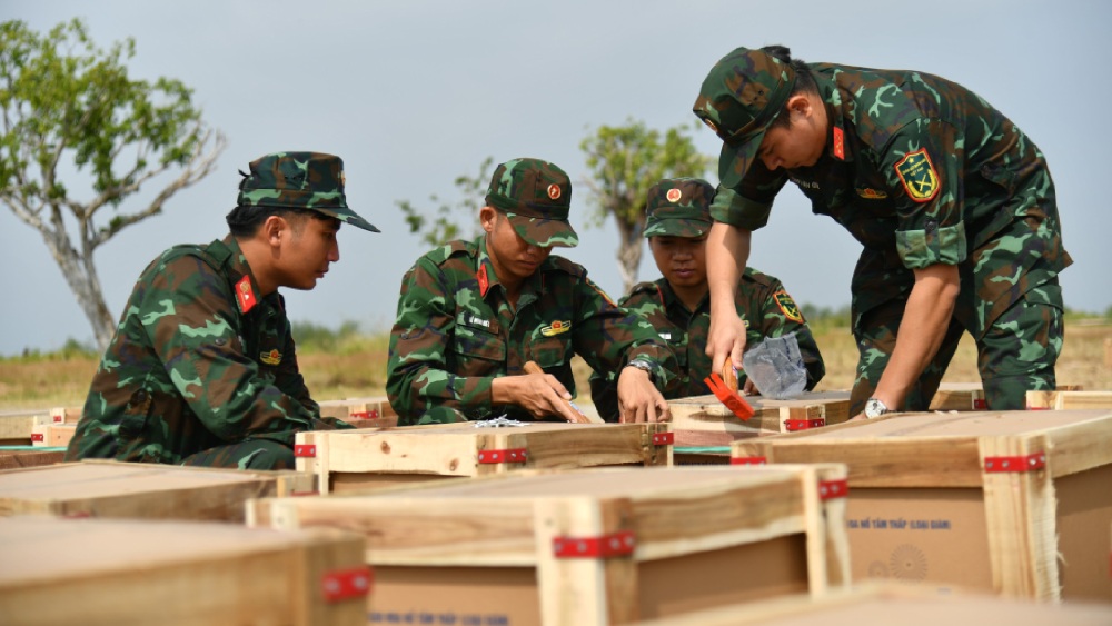 Moi cong tac tiep nhan, van chuyen phao va thiet bi ban phao, lap dat dan phao cho le hoi don giao thua da co ban hoan thanh. Anh: Phuong Vu