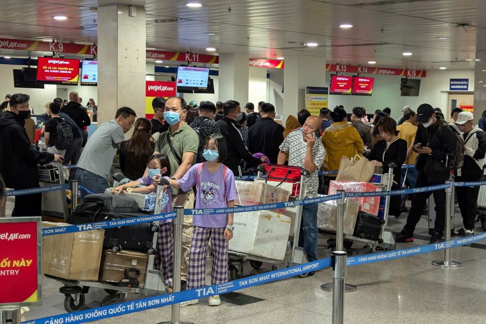   Khu vuc lam thu tuc Vietjet Air kha dong hanh khach xep hang cho check - in. Tuy nhien khong xay ra tinh trang chen lan, xo day, viec check in hom nay cung kha nhanh gon. Ảnh: Anh Tu