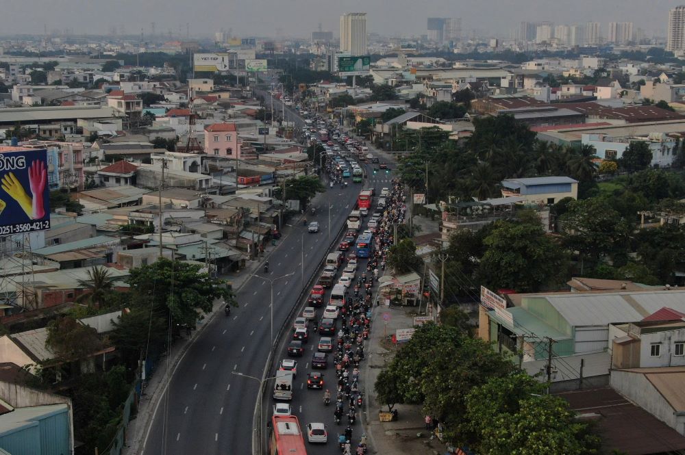 Tai dau TP HCM, tuyen quoc lo 1 bat dau dong xe tu trua nay, khi dong nguoi tu mien Tay lien tuc don ve. 14h, doan qua huyen Binh Chanh va quan Binh Tan, dong oto, xe may noi duoi nhau theo huong vao trung tam thanh pho.  