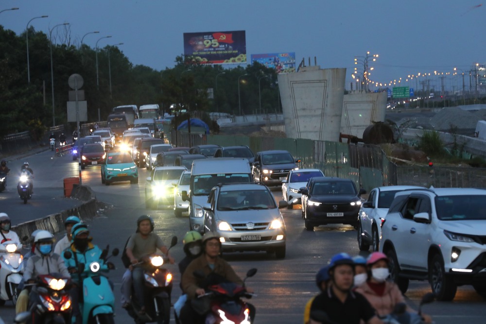 Nhieu nguoi dan cho biet ho chon quay lai TPHCM som hon 1 ngay de tranh ket xe. ““Ngay mai cong ty toi phai di lam lai sau Tet nen toi tranh thu di vao truoc nhung cung dinh ket xe vi co nhieu nguoi cung vao nhu toi“, anh Bui Ba Thanh (35 tuoi, ngu quan Binh Thanh) chia se.  