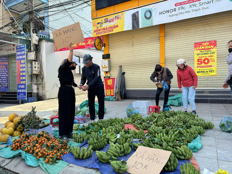 Bananas on sale for 10,000 VND/bunch at the country market. Photo: Khanh Linh