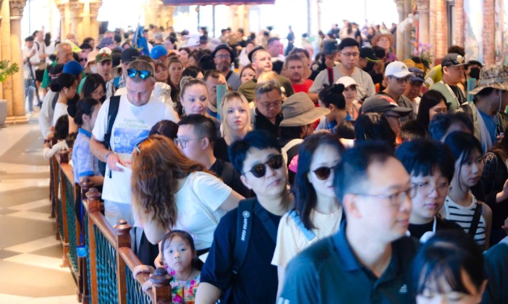 Crowds of tourists waiting in line to visit attractions in the South of Phu Quoc Island. Photo: Binh Minh