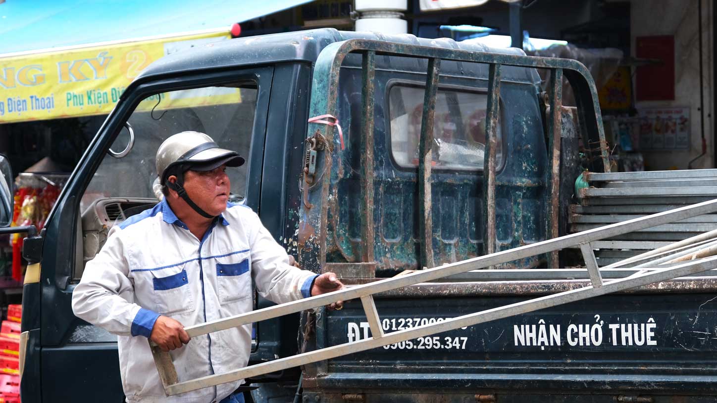 Lo sap duoc thao do va van chuyen di de tra lai mat bang cho nguoi dan choi Tet. Anh: Phong Linh