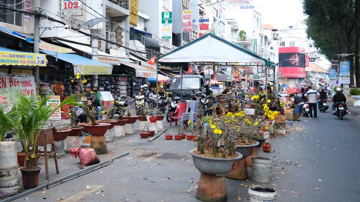 Duong Hai Ba Trung vao khoang 11 gio 20 phut ngay 30 Tet, cac tieu thuong don dep hang hoa tra mat bang. Anh: Phong Linh