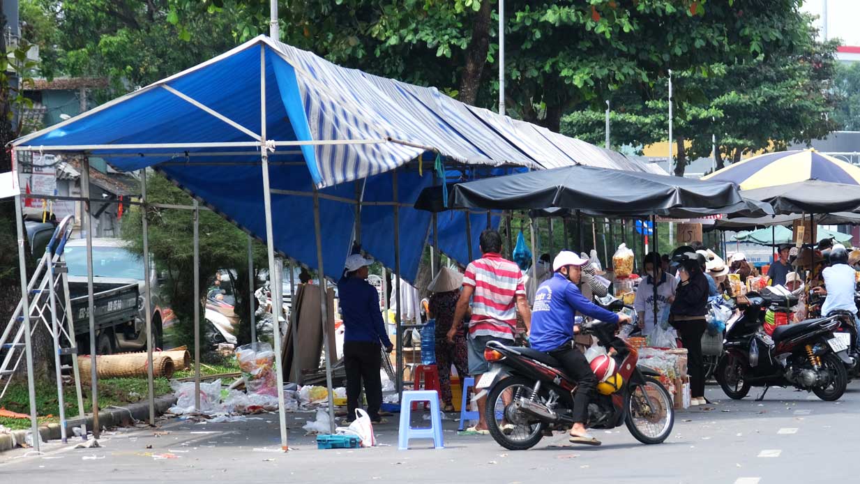 Cac lo sap banh mut Tet tren duong Nguyen An Ninh cung duoc thao do, don dep. Anh: Phong Linh