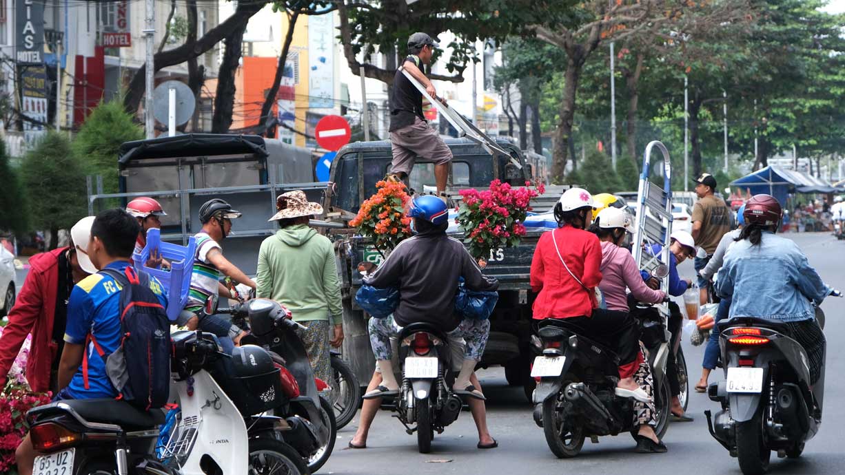 Khu vuc ban hoa, tieu thuong vua ban ngay cuoi vua tat bat thao do lo sap. Anh: Phong Linh