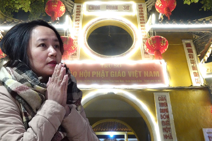 People go to the temple to pray for luck before New Year's Eve