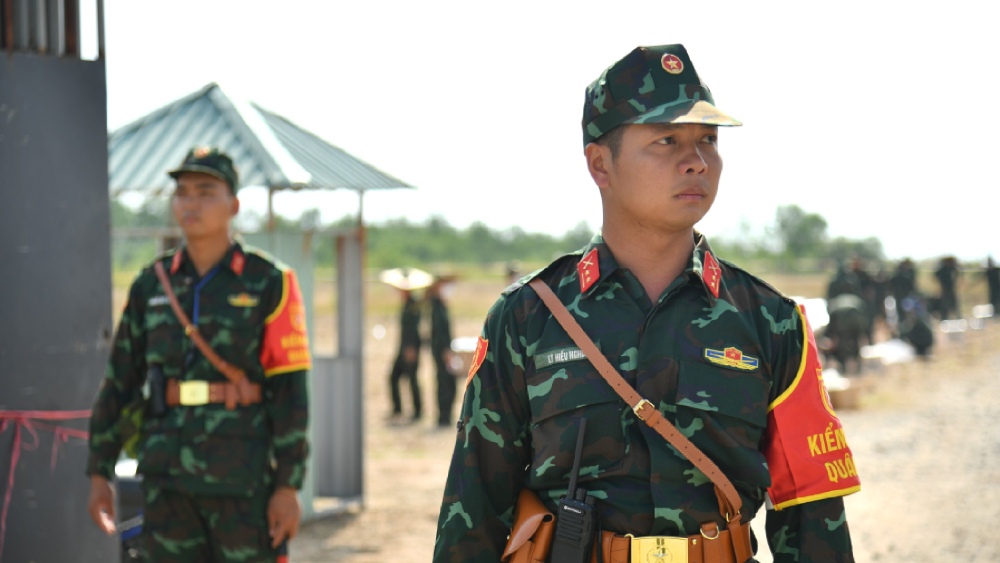 Viec trien khai ban phao duoc kich no qua thiet bi dien tu tu xa de dam bao an toan. Tai cac vi tri lap dat phao, Bo CHQS tinh da phan cong luc luong kiem soat quan su phoi hop chat che voi cac luc luong chuc nang bao ve nghiem, khong de nguoi dan den gan gay mat an toan.