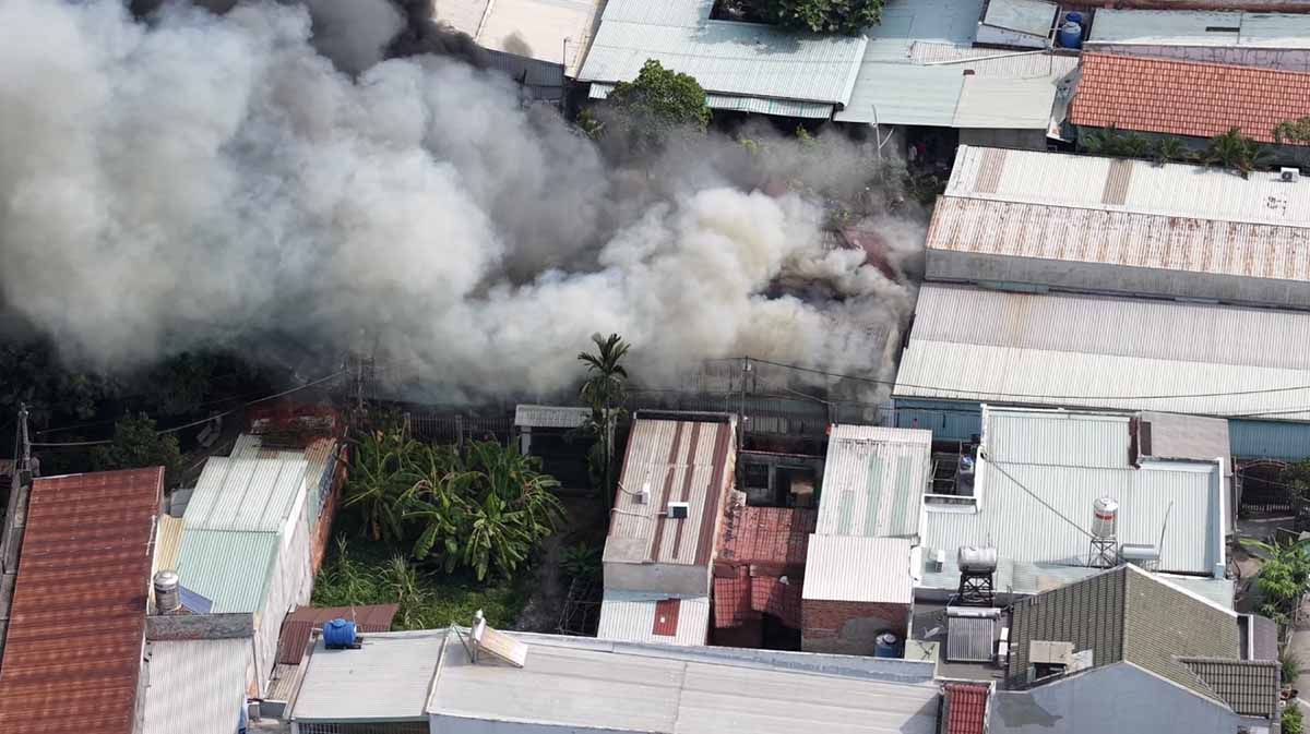A major fire broke out at a helmet factory in Ho Chi Minh City on the 29th of Tet. Photo: Anh Tu