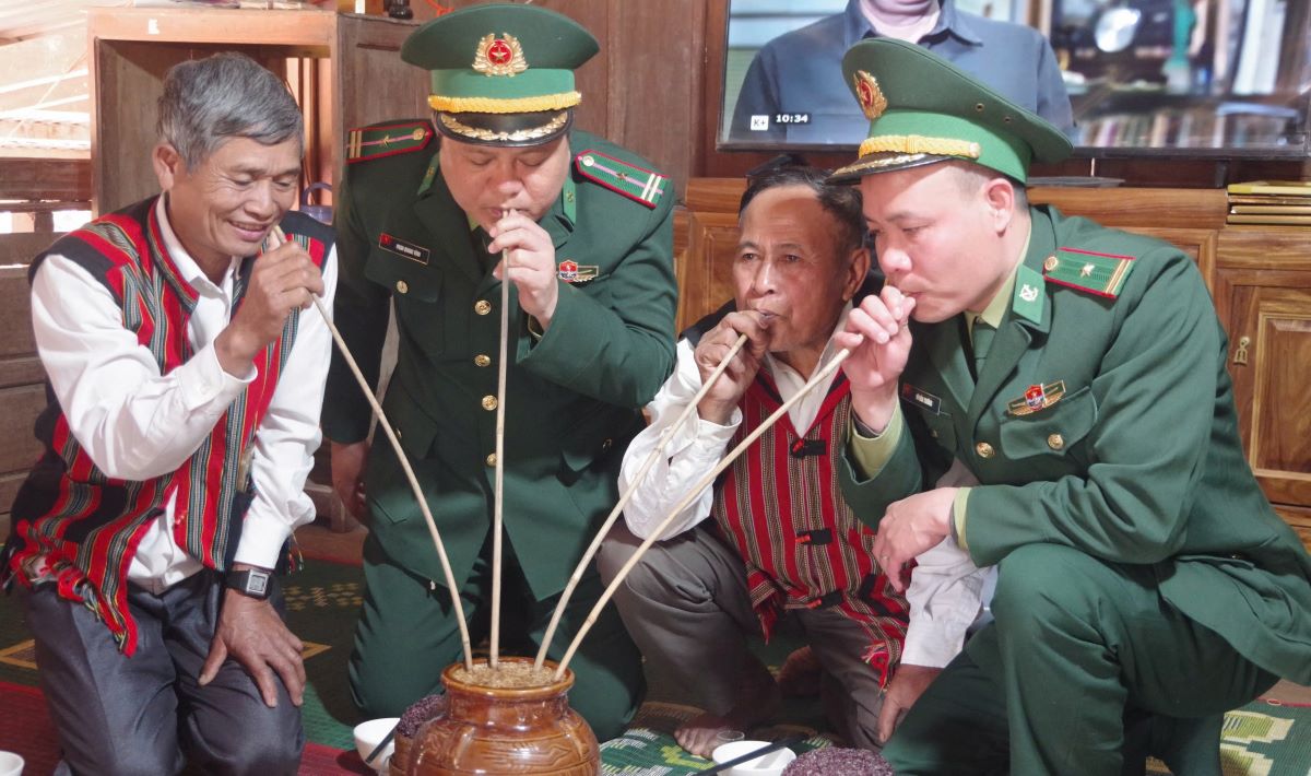 Officers and soldiers of Huong Lap Border Guard Station celebrate Tet with villagers on the Vietnam - Laos border. Photo: Dinh Tien