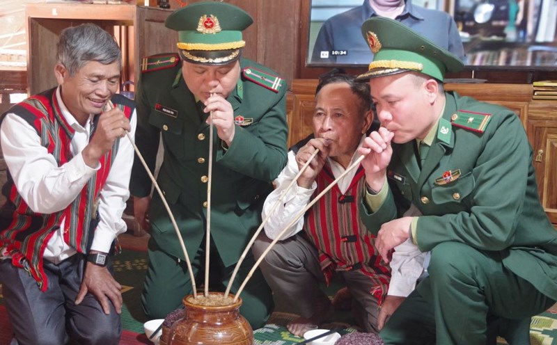 Officers and soldiers of Huong Lap Border Guard Station celebrate Tet with villagers on the Vietnam - Laos border. Photo: Dinh Tien