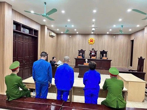 Các bị cáo buôn bán pháo nổ bị đưa ra xét xử ngày 26.1 và bị tuyên án 30 tháng tù. Ảnh: CA cung cấp