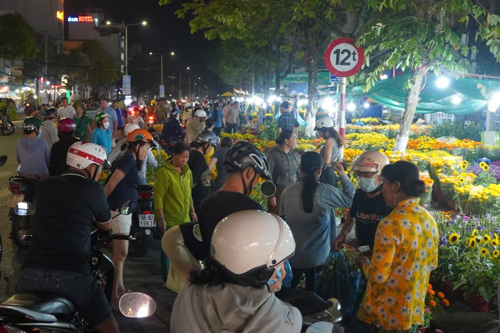 Tại khu vực bán hoa Tết trên đường Trần Văn Hoài, khách tấp nập mua sắm và chở hoa Tết về nhà.