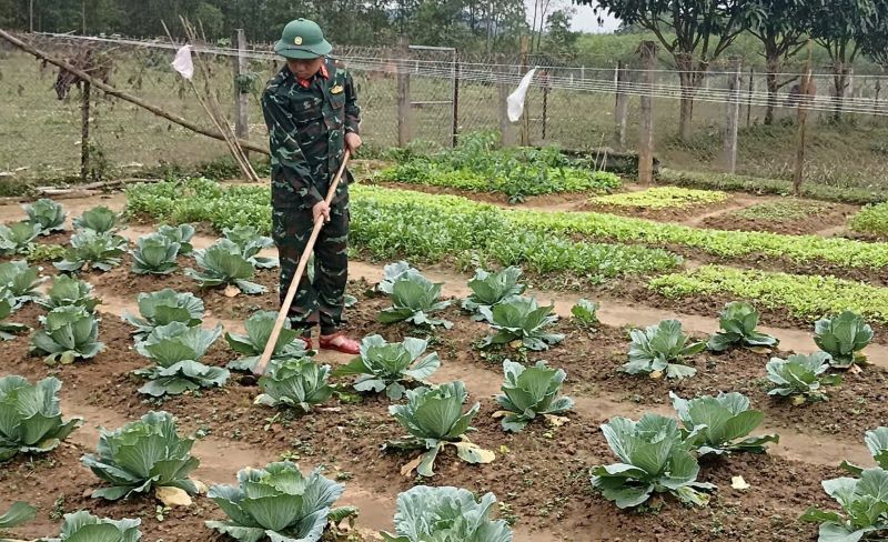 Captain Dong increased production at the unit. When he found a handbag that someone had dropped, the male captain returned it to the owner. Photo: Huu Thinh