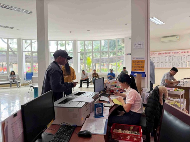 People come to Dak Lak Provincial Public Administration Center to handle administrative procedures. Photo: Bao Trung