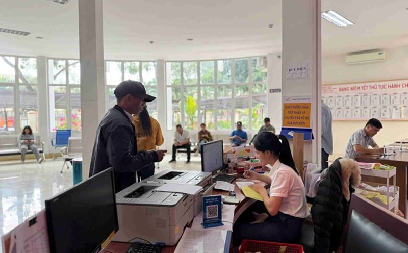 People come to Dak Lak Provincial Public Administration Center to handle administrative procedures. Photo: Bao Trung