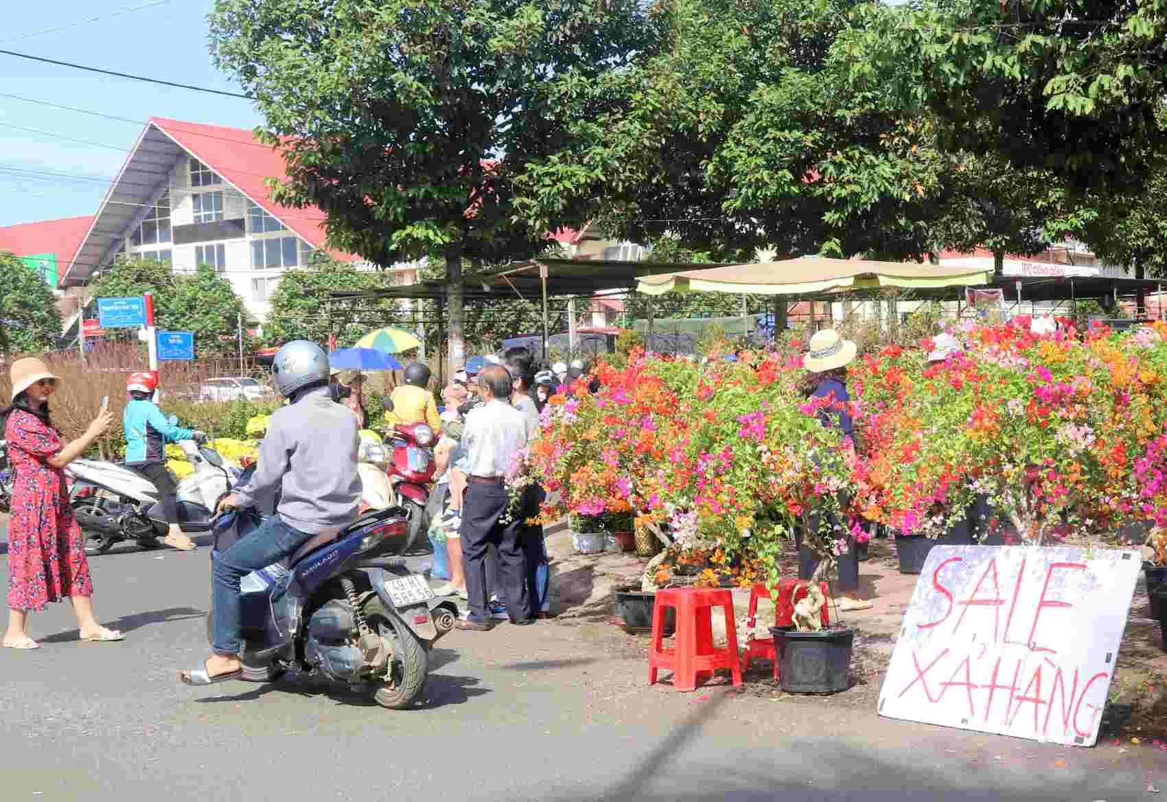 Many spring flower shops sell off their products on the 30th of Tet. Photo: Lam Hong