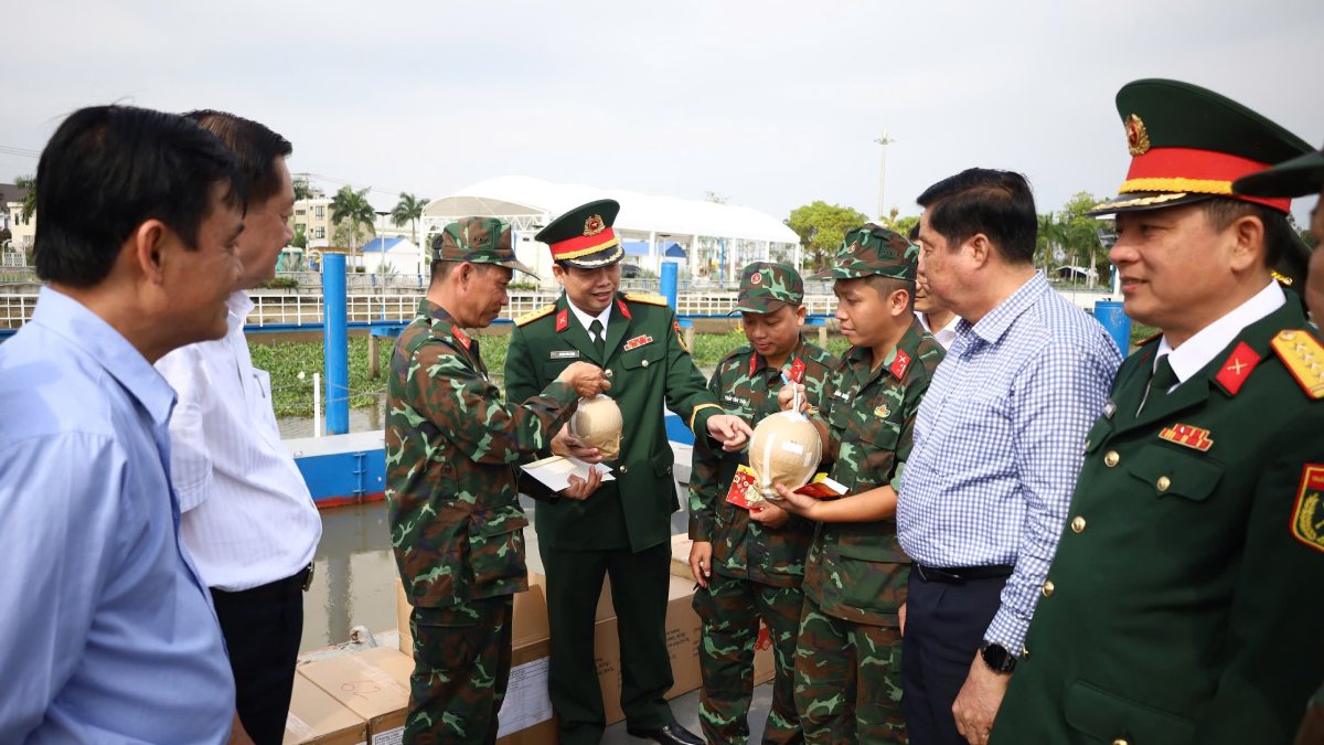 Sau khi kiem tra cong tac chuan bi, lanh dao thanh pho yeu cau cac don vi lien quan phai dam bao tuyet doi an toan trong qua trinh ban phao hoa, phoi hop voi luc luong Cong an de dam bao an ninh trat tu, phong chay chua chay tai cac diem ban va khu vuc nguoi dan tap trung xem phao hoa.