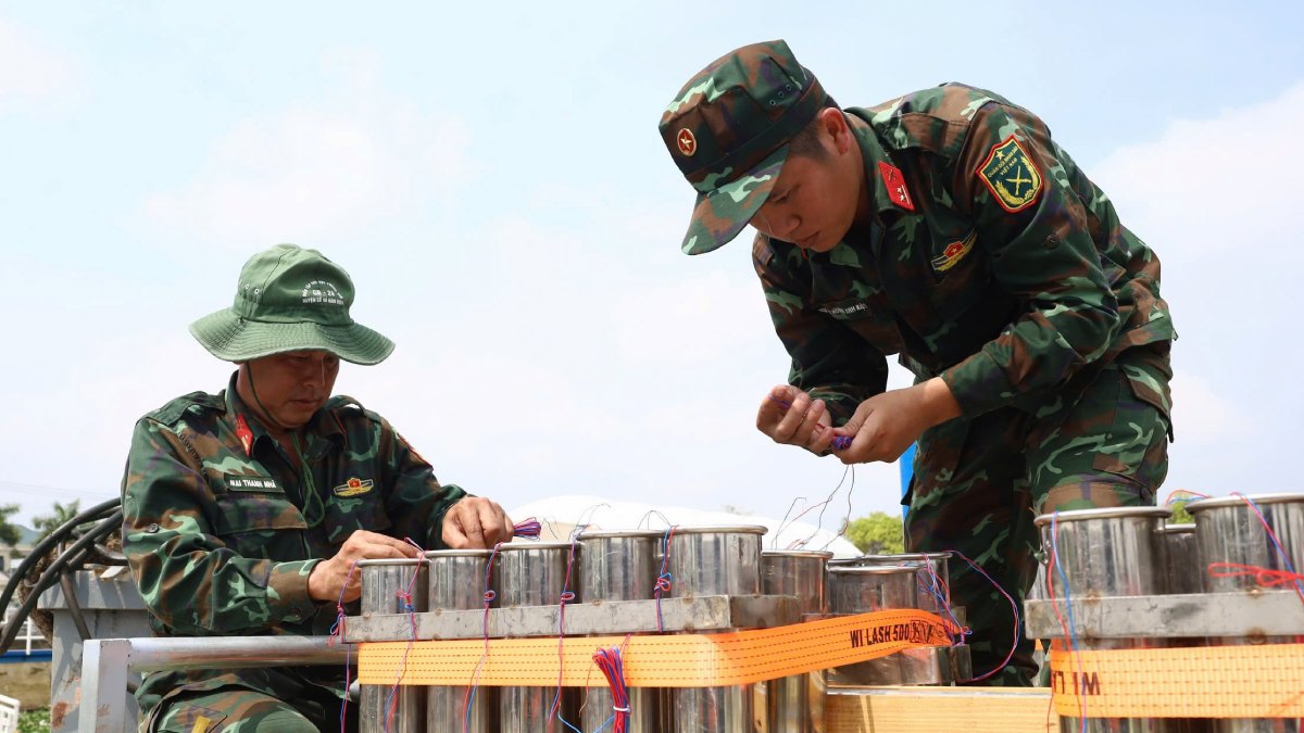 Cac can bo, chien si tien hanh dau noi day vao thiet bi dieu khien.