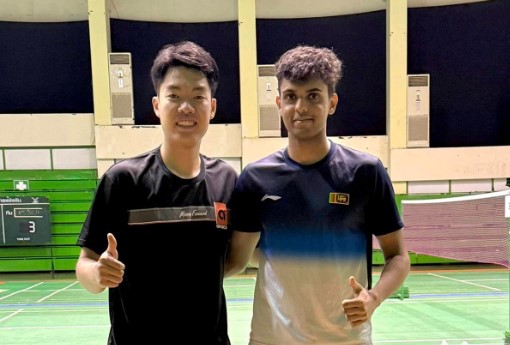 Duc Phat took a photo with athletes participating in a badminton tournament in Thailand. Photo: Character provided