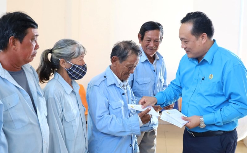Permanent Vice President of the Provincial Federation of Labor Pham Van Dang presents Tet gifts to union members and workers from other places who came to visit. Photo: Xuan Nhi