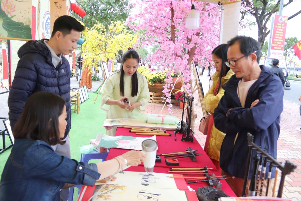 Da Nang residents experience asking for calligraphy on the 29th day of Tet. Photo: NL