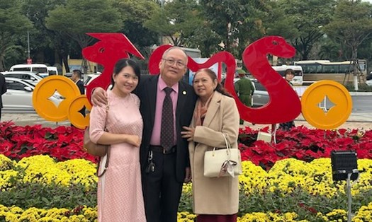 Du khách chụp hình cùng gia đình tại đường hoa Bạch Đằng. Ảnh: Nguyễn Linh