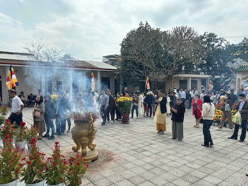 Nguoi dan va du khach xep hang de thap nhang tai chua Quang Minh (quan Lien Chieu). Anh: Tran Thi