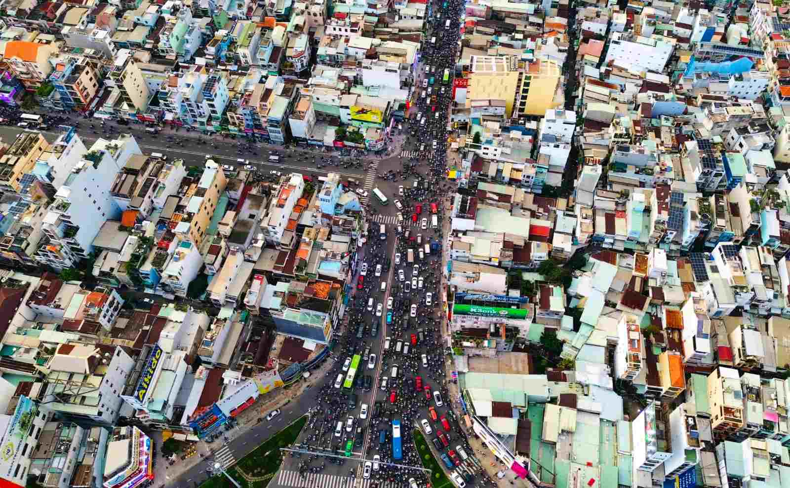 Traffic jam on Xo Viet Nghe Tinh Street (Binh Thanh District), from Hang Xanh area. Photo: Minh Quan