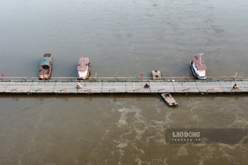 Với cầu phao Phong Châu, Binh chủng Công binh (Bộ Quốc phòng) đã có thông báo duy trì hoạt động cầu phao Phong Châu từ 21h ngày 28.1 (tức ngày 29 tháng Chạp năm Giáp Thìn) đến 5h ngày 29.1 (tức mùng 1 Tết Ất Tỵ 2025), người dân có thể qua cầu phao tổ chức hoạt động vui xuân, đón Tết đêm giao thừa.