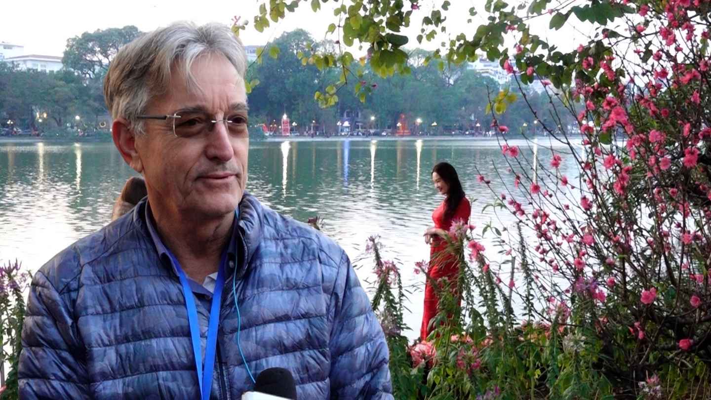 Foreign tourists wait for New Year's Eve moment in Vietnam