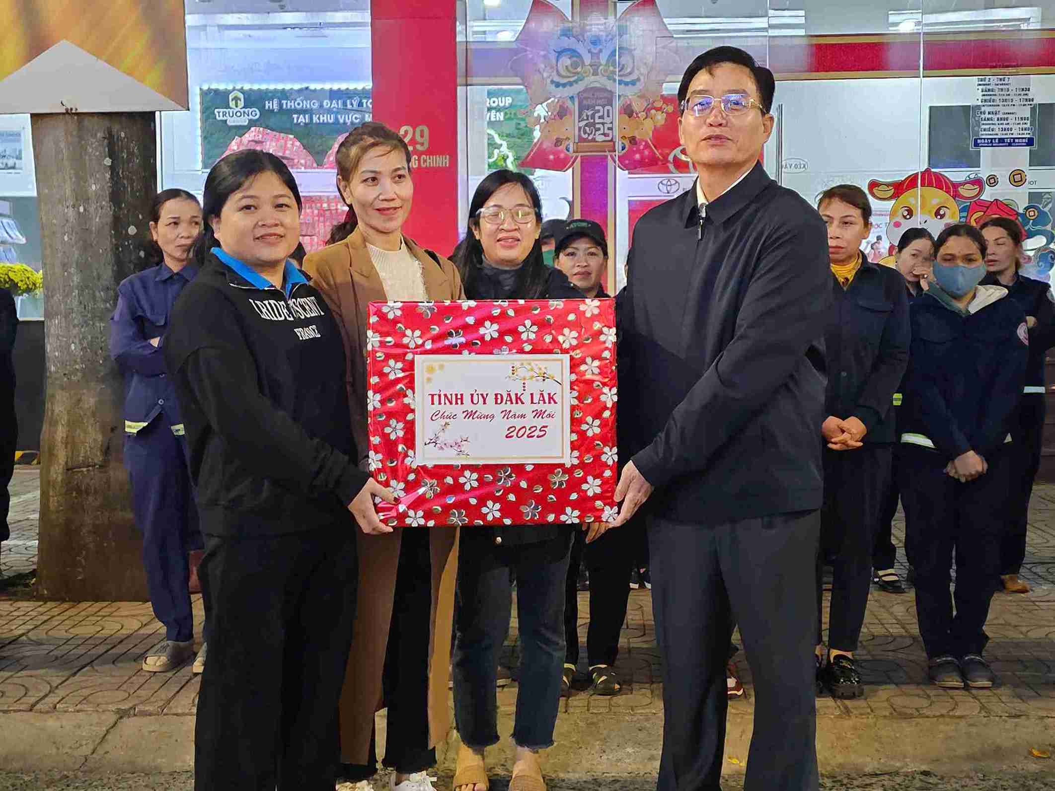 Party Central Committee member, Dak Lak Provincial Party Secretary - Nguyen Dinh Trung presents gifts to environmental sanitation workers on New Year's Eve. Photo: Thanh Quynh
