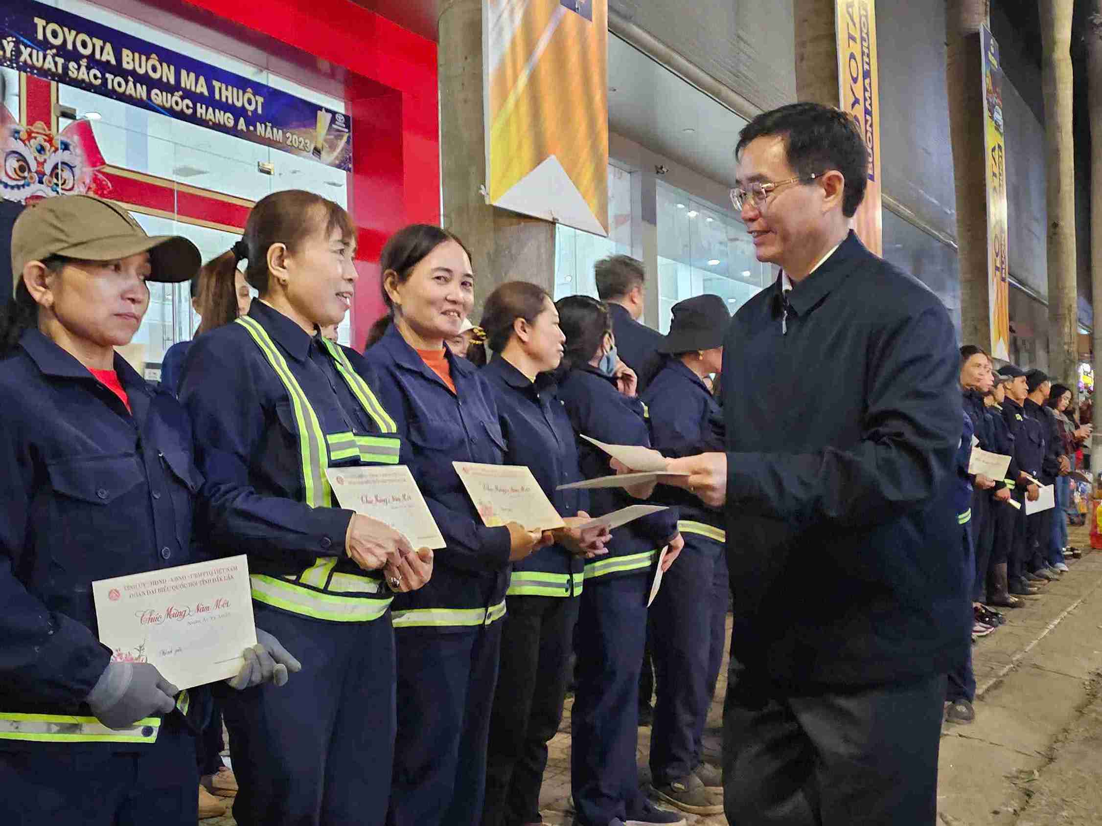 Nhung mon qua nhan duoc tu Bi thu Tinh uy Dak Lak se tiep them dong luc cho cong nhan hoan thanh tot nhiem vu duoc giao. Anh: Thanh Quynh