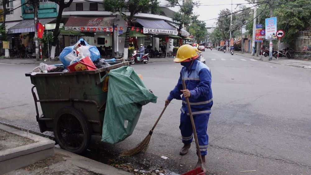 Tet stories of Da Nang's environmental sanitation "warriors". Photo: Tran Thi
