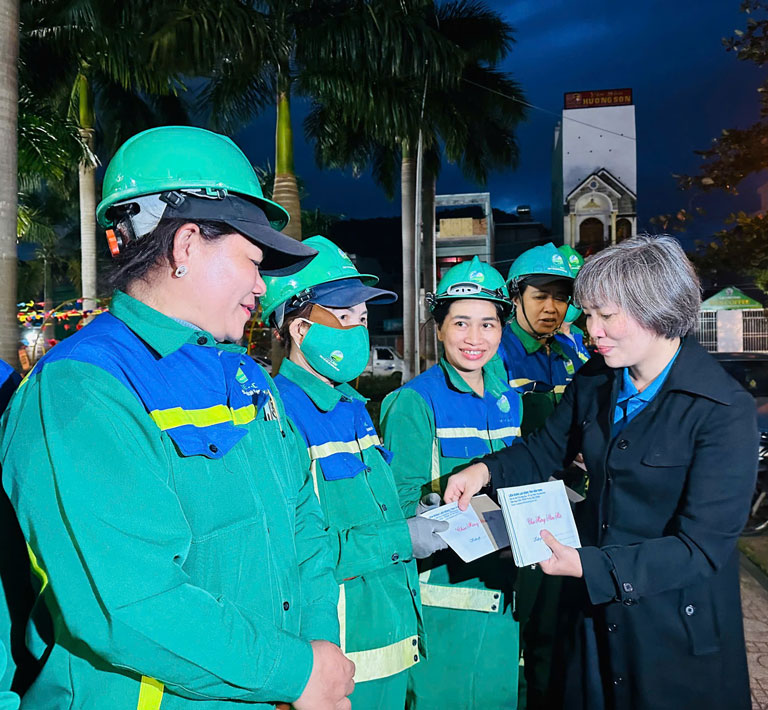 Permanent Vice President of Binh Dinh Labor Federation presents gifts to workers of Environmental Team No. 1. Photo: Kim Chi.