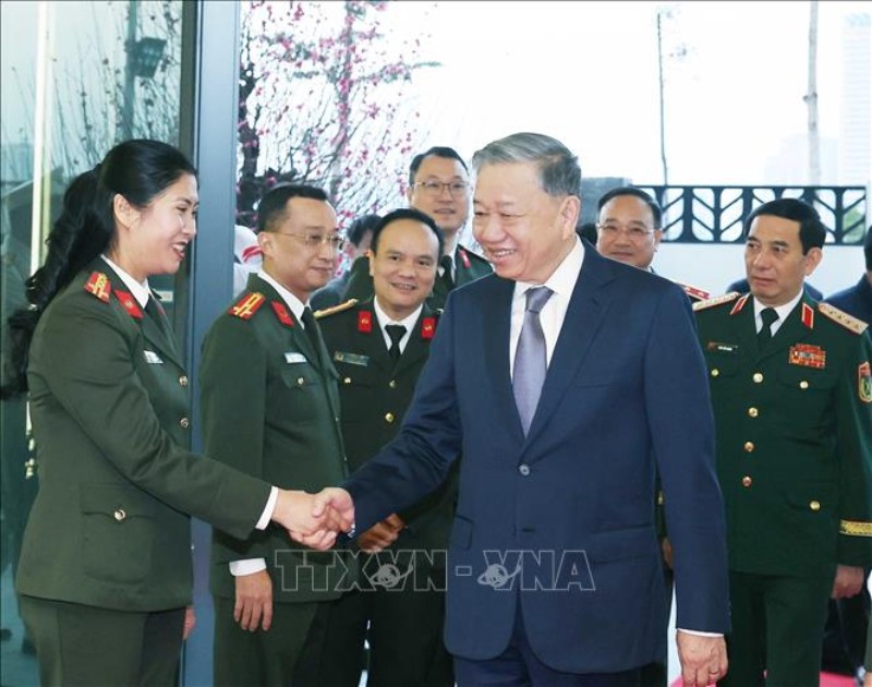 Tong Bi thu To Lam den tham, kiem tra cong tac ung truc va chuc Tet tai Cuc An ninh mang va phong chong toi pham su dung cong nghe cao. Anh: Thong Nhat/TTXVN