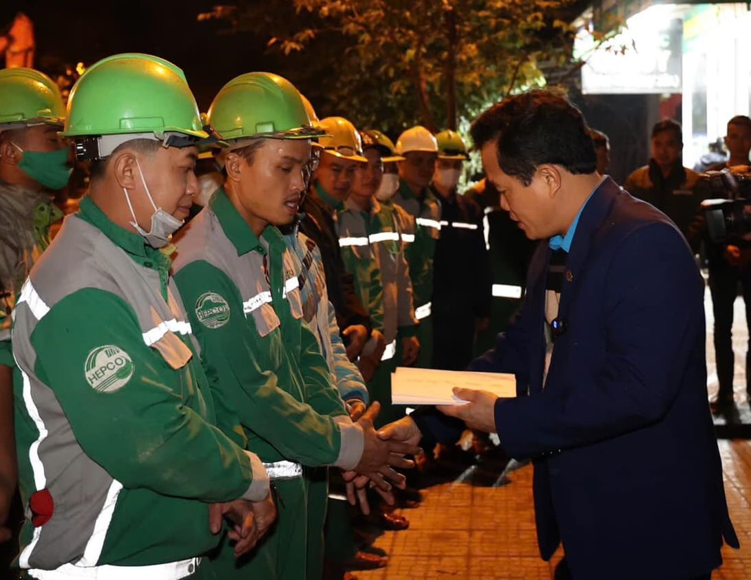 Chairman of Hue City Labor Federation Le Minh Nhan gives gifts and encourages union members and workers to work on New Year's Eve. Photo: Hoang Hien.