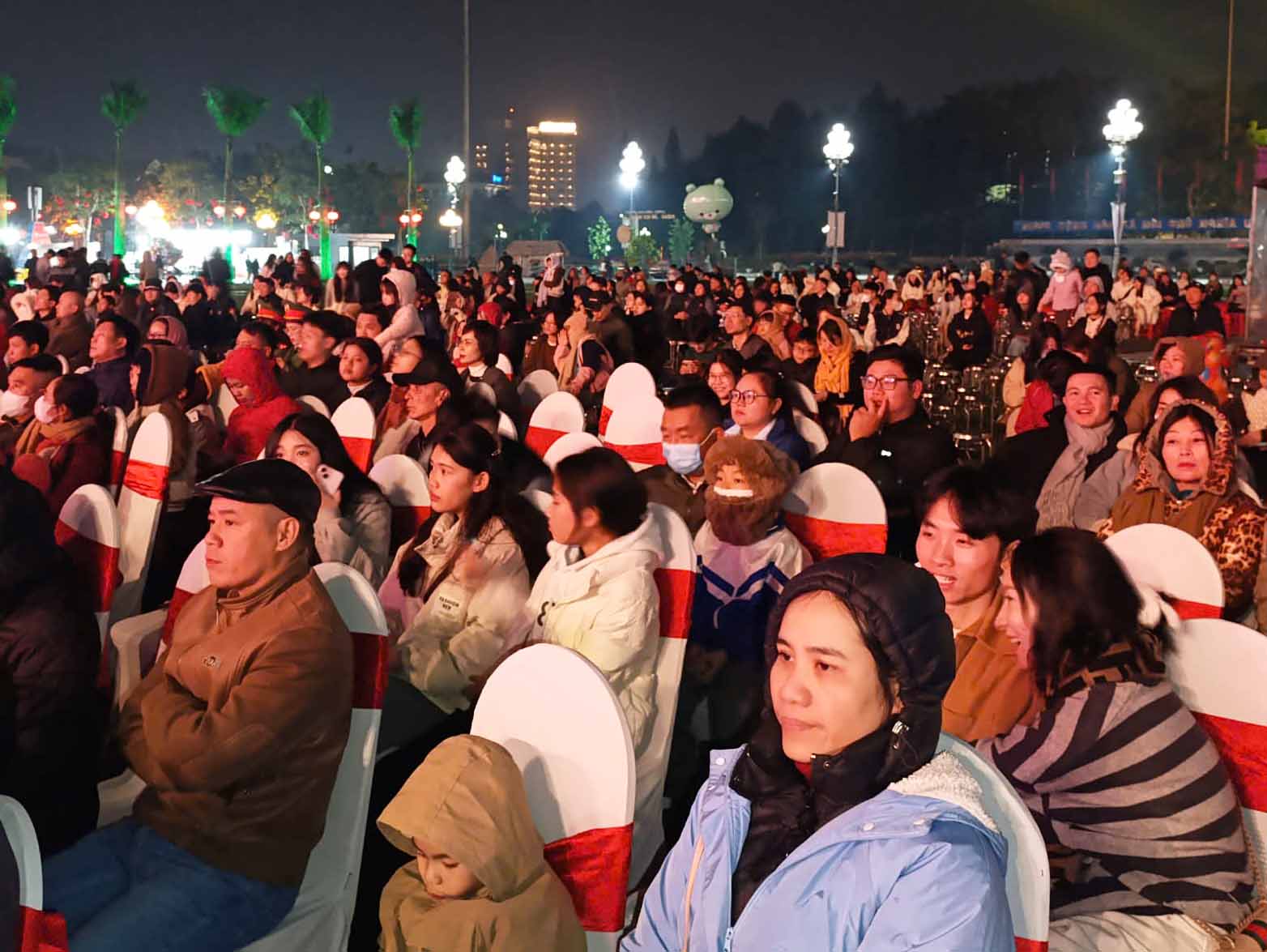 Moi nguoi deu gui gam uoc vong thieng lieng vao thoi khac nam cu chuyen sang nam moi. Anh: Quang Dai