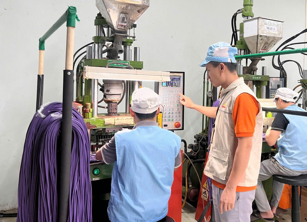 Mr. Do Van Giang (standing) is a party member working at the Party Cell of the Sun Technology Import-Export and Production and Trade Joint Stock Company. Photo: Interviewee