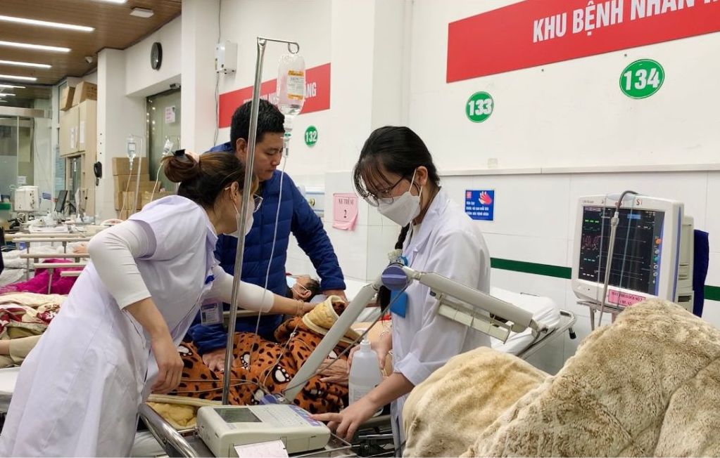 Sleepless night on New Year's Eve because of sick people. Photo: Phuong Anh