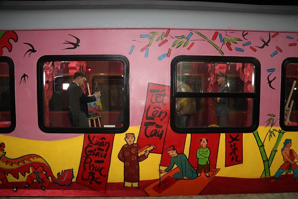 Railway train compartment "wears new clothes" to welcome Tet 2025. Photo: Hieu Anh