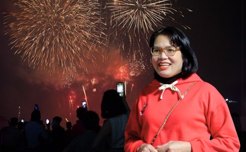 People flock to Hoan Kiem Lake to watch fireworks with many new expectations