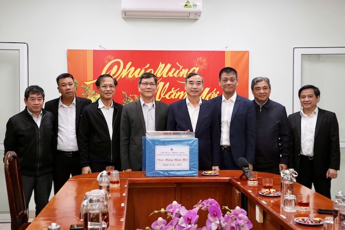 Mr. Le Trung Chinh, Chairman of Da Nang City People's Committee, visited some units on duty on New Year's Eve. Photo: Nguyen Linh