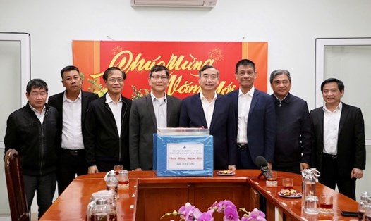 Ông Lê Trung Chinh, Chủ tịch UBND TP Đà Nẵng thăm hỏi, một số đơn vị làm nhiệm vụ trong đêm giao thừa. Ảnh: Nguyễn Linh