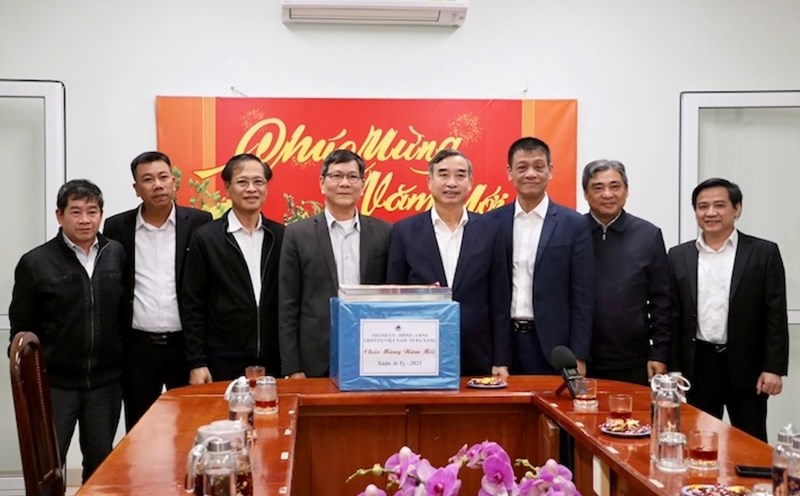 Mr. Le Trung Chinh, Chairman of Da Nang City People's Committee, visited some units on duty on New Year's Eve. Photo: Nguyen Linh