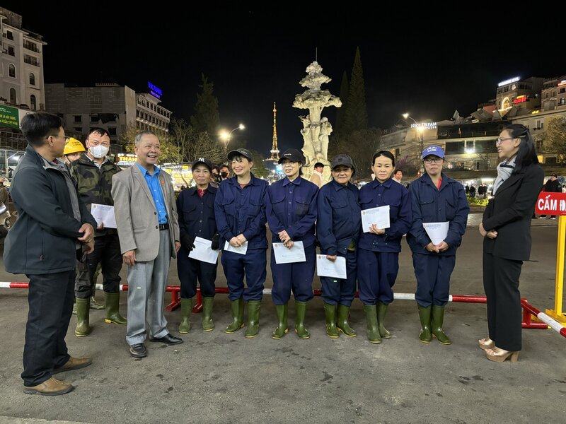 Lam Dong Provincial Labor Federation coordinated with the Provincial National Assembly Delegation to visit and present gifts to union members and workers on New Year's Eve. Photo: D. Quynh