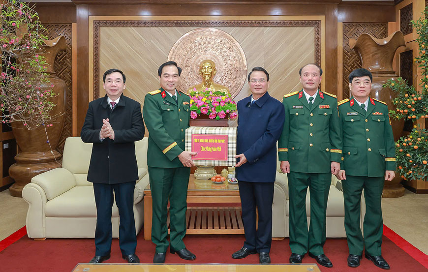 Bi thu Tinh uy Dang Xuan Phong, Pho Bi thu Thuong truc Tinh uy Bui Huy Vinh trao qua Tet tang Bo Chi huy Quan su tinh. Anh: Tra Huong 