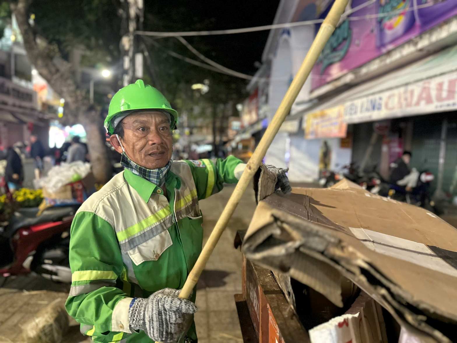 Dem Giao thua nhung cong nhan ve sinh moi truong Nha Trang van dang chay dua voi thoi gian de thanh pho don nam moi khong con rac. Anh: Bich Ngoc