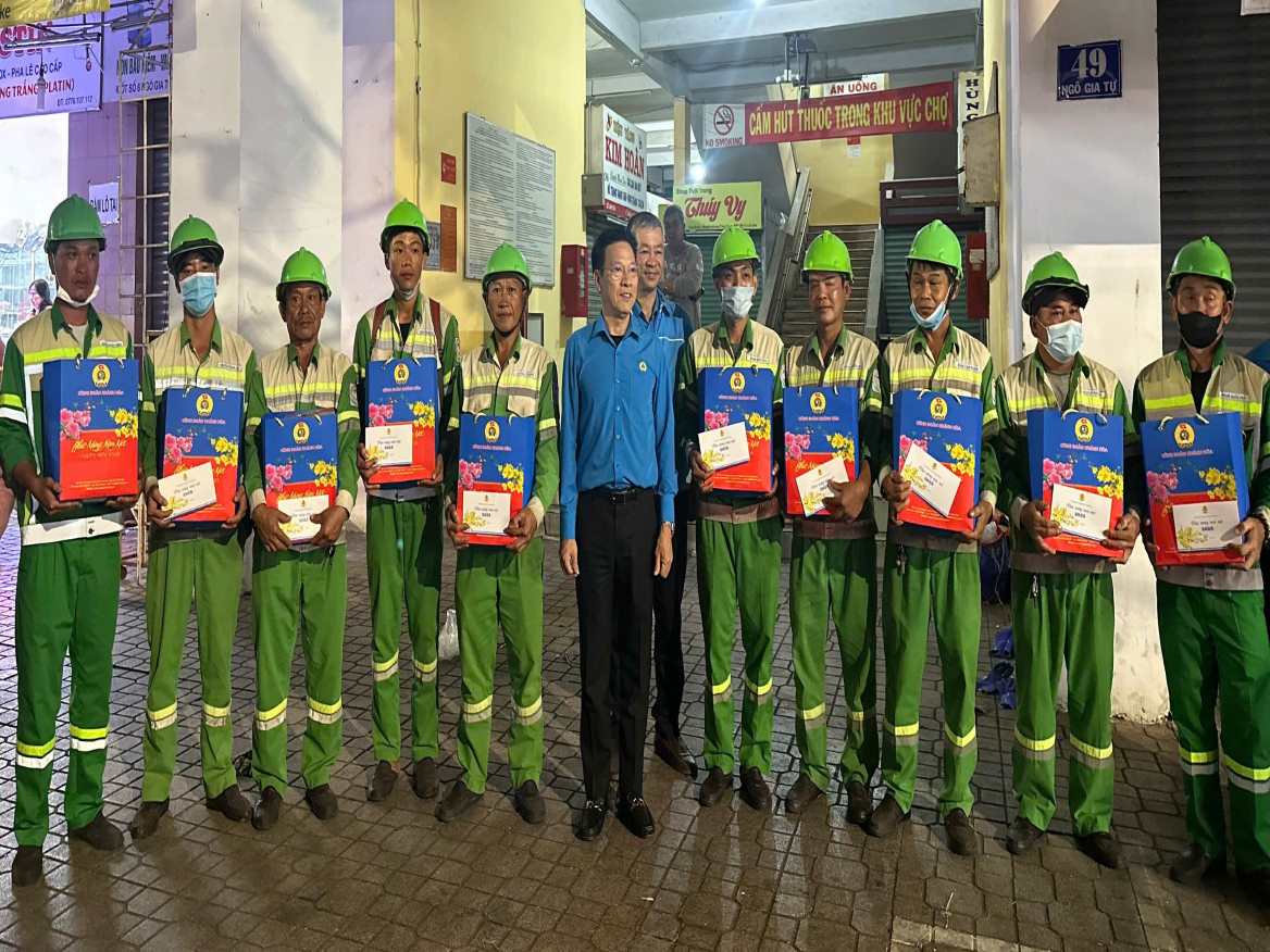 Mr. Phan Thanh Liem - Chairman of Khanh Hoa Provincial Labor Federation presents gifts to Nha Trang environmental sanitation workers on New Year's Eve. Photo: Bich Ngoc