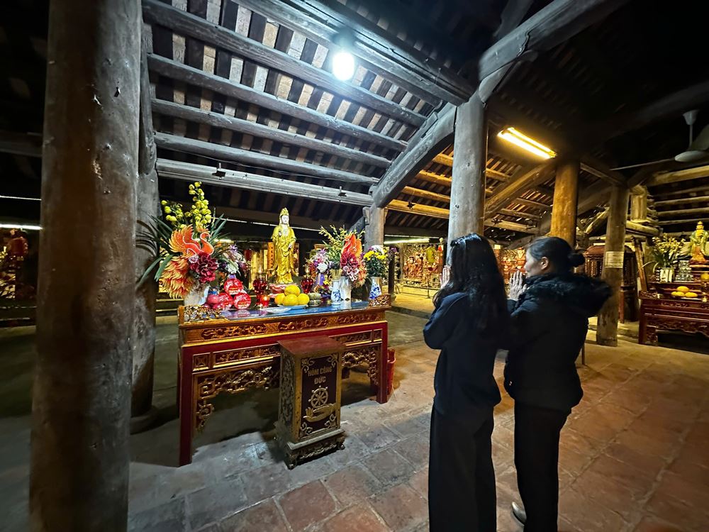 Nhieu nguoi dan, du khach den day de le ta, cau binh an trong nam moi.